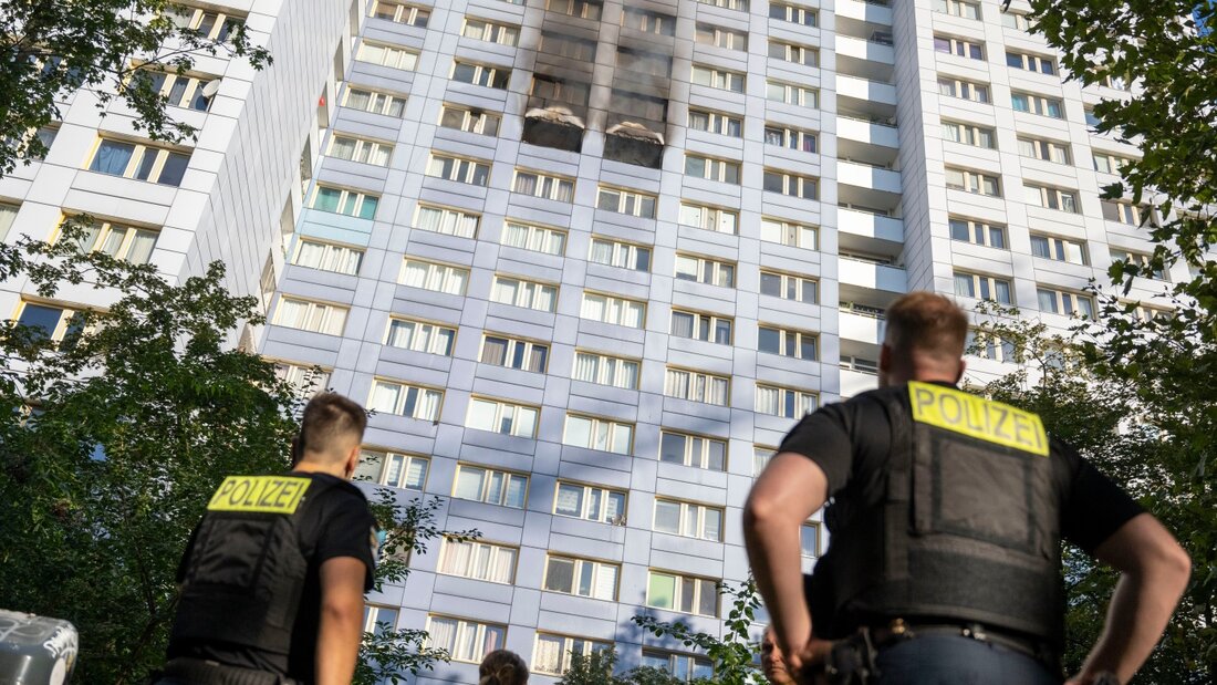 Brandspuren an dem Hochhaus in Berlin. Foto: Christophe Gateau/dpa 20260814092326495.jpg