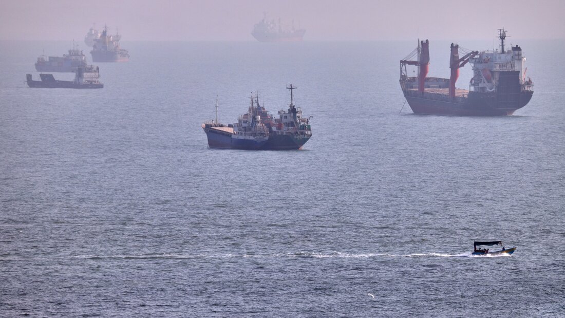 Ein kleines Boot segelt an Frachtschiffen und anderen Handelsschiffen in der Straße von Hormus vorbei. Foto: Amirhosein Khorgooi/ISNA/AP/dpa/Archivbild 20260830201133916.jpg