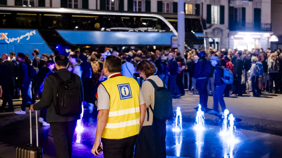 Aufgrund eines Stromausfalls warteten Reisende am Donnerstag vor dem SBB-Bahnhof in Renens VD auf einen Ersatzbus. 20260918013141881.jpg