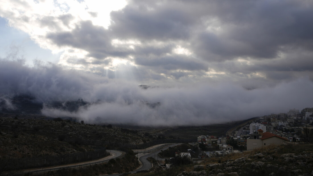 ARCHIV - Nebel liegt auf dem Gebiet in der Pufferzone in der Nähe der sogenannten Alpha-Linie, welche die von Israel kontrollierten Golanhöhen von Syrien trennt. Foto: Matias Delacroix/AP/dpa/Archivbild 20251207221729634.jpg