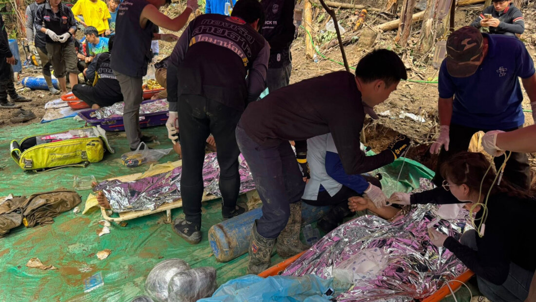 HANDOUT - Dieses von der «Association Of Volunteers For Lao People» via AP zur Verfügung gestellte Foto zeigt Retter, nachdem sie die Dorfbewohner, die in einer Höhle eingeschlossen waren, sicher evakuiert haben. Foto: Uncredited/Association Of Volunteers For Lao People/AP/dpa - ACHTUNG: Nur zur redaktionellen Verwendung bis zum 13.06.2026 und nur mit vollständiger Nennung des vorstehenden Credits. 20260531155215864.jpg