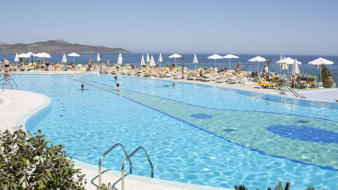 ARCHIV - Touristen genießen den Swimmingpool des Panorama-Hotels in Agia Marina, in der Nähe der Stadt Chania auf der Insel Kreta. Foto: Socrates Baltagiannis/dpa - ACHTUNG: Verwendung nur im vollen Format 20260819124548813.jpg