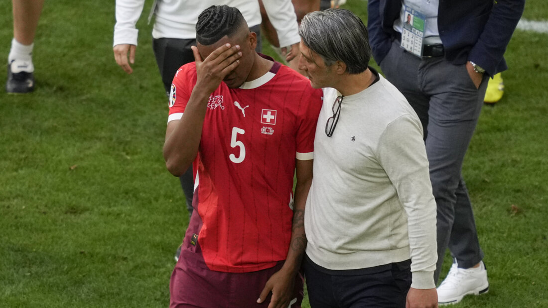 Trainer Murat Yakin tröstet Manuel Akanji, der im Penaltyschiessen gegen England nicht trifft 20240706231346666.jpg