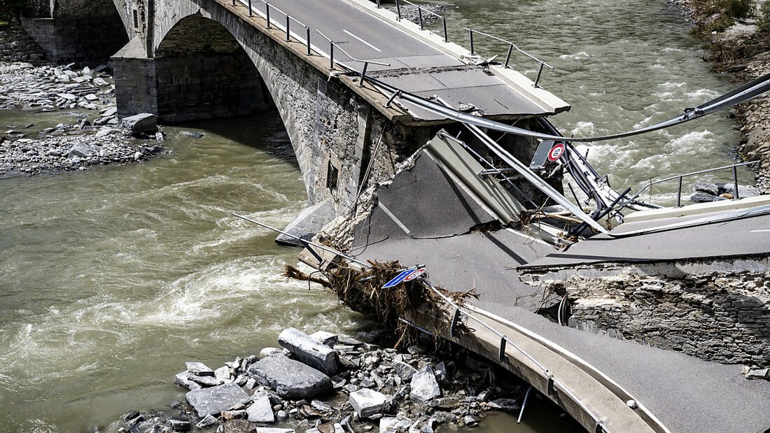 Das Tessin und das Wallis waren im Sommer 2024 von verheerenden Unwettern heimgesucht worden. Im Bild die zerstörte Brücke zwischen Visletto and Cevio im Maggiatal. (Archivbild) 20250416130105446.jpg