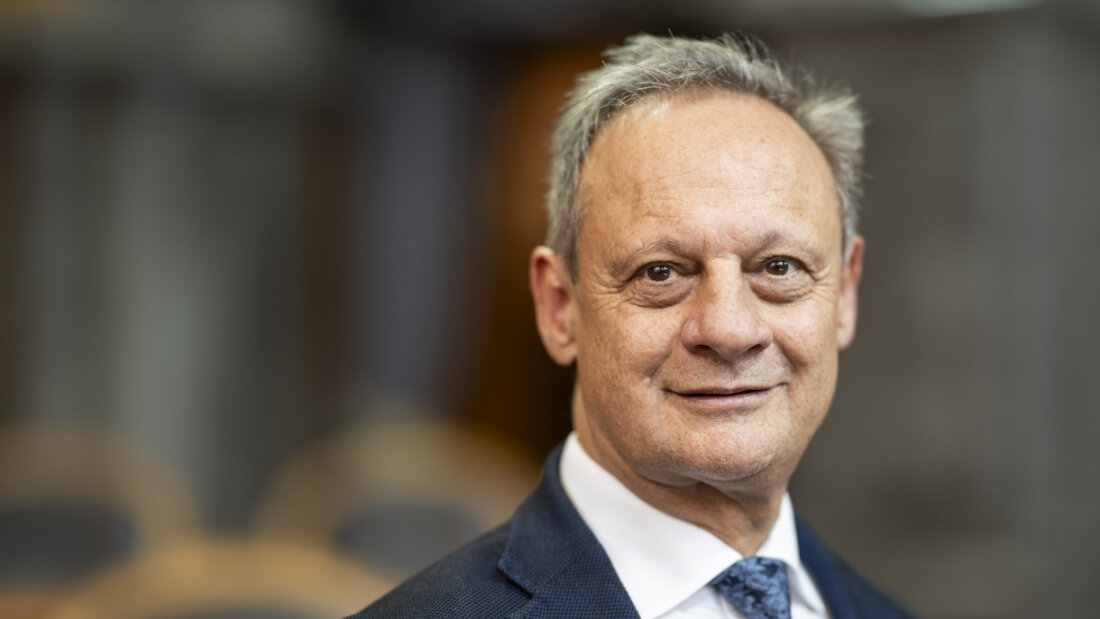 Der neue Ständeratspräsident Stefan Engler im September im Ständeratssaal des Parlamentsgebäudes in Bern. 20251201164644493.jpg