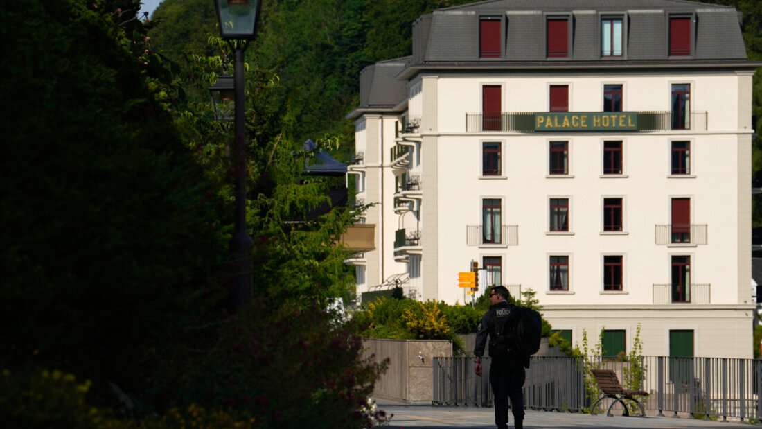 Ein Mitarbeiter des United States Secret Service geht vor dem Palace Hotel, in dem die Verhandlungen zwischen den USA und dem Iran im Bürgenstock Resort stattfinden. Foto: Vadim Ghirda/AP/dpa 20260622034405047.jpg