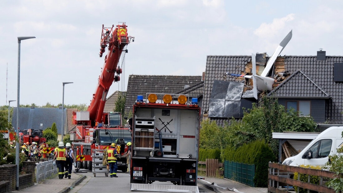 Ein abgestürztes Leichtflugzeug steckt im Dach eines Hauses. Foto: Jörn Hüneke/dpa 20260725210221641.jpg