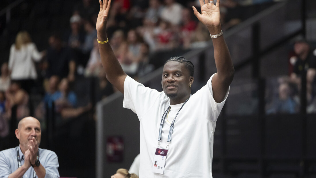 Clint Capela geniesst an der U19-WM im Juni 2025 den Applaus des Lausanner Publikums 20260918103807480.jpg