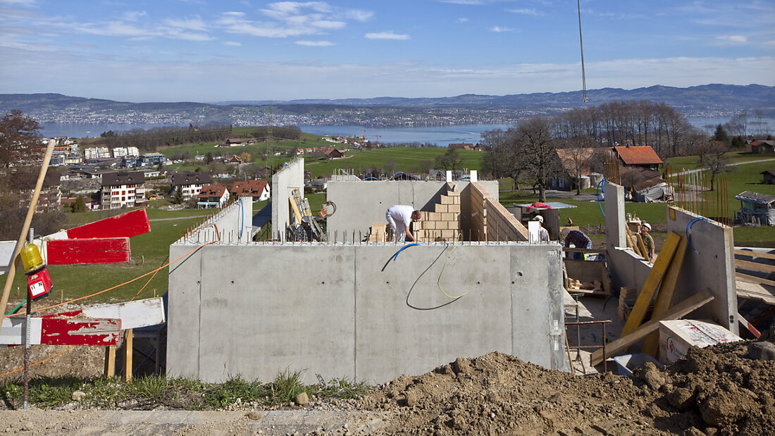 Wohneigentum und Renditeimmobilien dürften auch im kommenden Jahr gefragt sein. Dabei dürfte Wohneigentum dank tieferer Zinsen und der stabilen Wirtschaft weiter an Attraktivität gewinnen. (Im Bild die Baustelle eine Einfamlienhauses) 20241212145641554.jpg