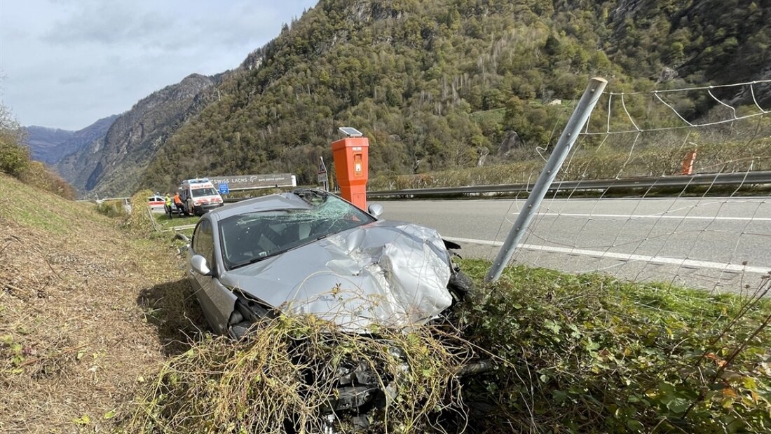 Der Lenker wurde beim Unfall verletzt und musste ins Spital gebracht werden. 20251028120857341.jpg