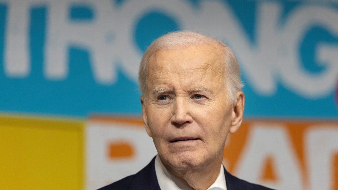 Der ehemalige US-Präsident Joe Biden spricht während der Ben Nelson Gala. Foto: Rebecca S. Gratz/FR171818 AP/AP/dpa 20251108144614763.jpg