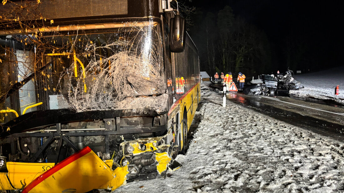 Ein Autofahrer kollidierte zwischen Herdern TG und Eschenz TG frontal mit einem entgegenkommenden Postauto. 20260109090630355.jpg