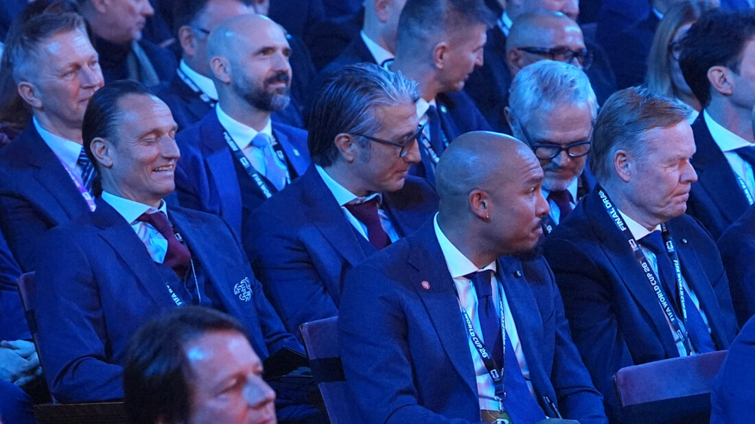 Murat Yakin und Adrian Arnold sind am Donnerstag wie schon im Dezember bei der Auslosung der WM-Gruppen inmitten der Fussball-Prominenz 20260212053026647.jpg