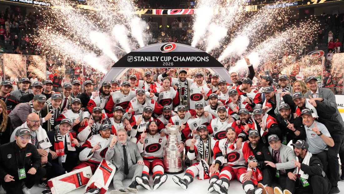 Die Carolina Hurricanes beim offiziellen Siegerfoto 20260615061553726.jpg