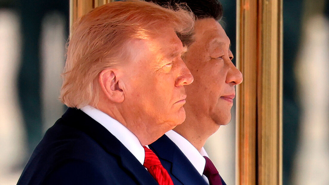 ARCHIV - US-Präsident Donald Trump (l) und der chinesische Präsident Xi Jinping nehmen an einer Begrüßungszeremonie in der Großen Halle des Volkes teil. Foto: Maxim Shemetov/Pool Reuters/AP/dpa 20260921114252905.jpg