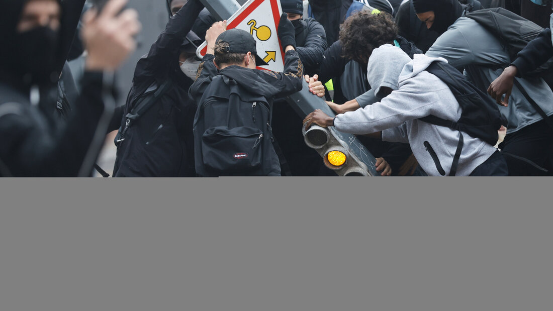Schüler reißen eine Ampel neben dem Baggio-Gymnasium nieder, das aus Protest gegen die Veröffentlichung des Haushaltsentwurfs für das nächste Jahr durch die Regierung blockiert wurde. Beschäftigte des öffentlichen Dienstes führen in ganz Frankreich einen eintägigen Streik und Demonstrationen durch. Foto: Jean-Francois Badias/AP/dpa 20260929153701610.jpg