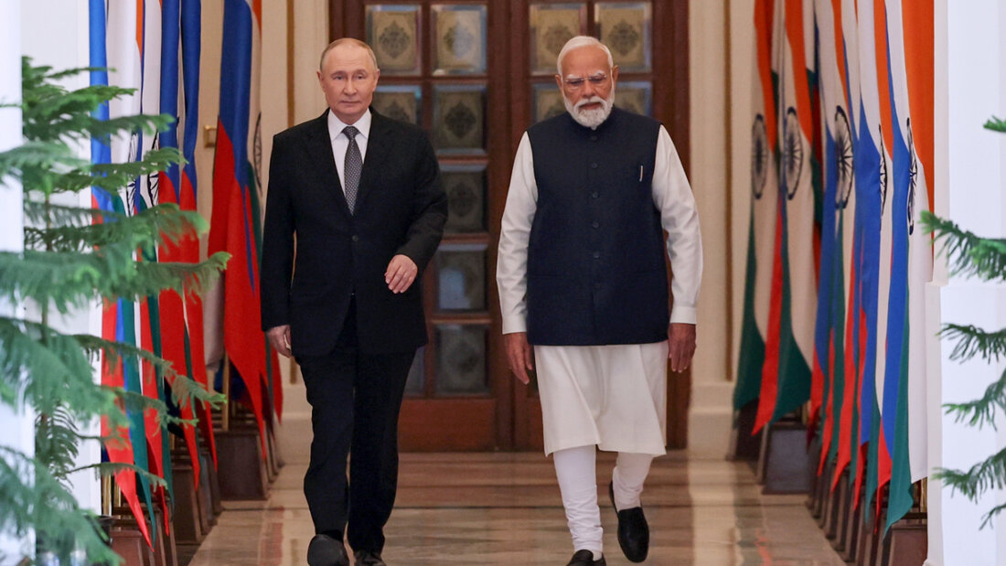 Der russische Präsident Wladimir Putin (l) und der indische Premierminister Narendra Modi treffen zu Gesprächen im Hyderabad House ein. Foto: Alexander Kazakov/Pool Sputnik Kremlin/AP/dpa - ACHTUNG: Nur zur redaktionellen Verwendung und nur mit vollständiger Nennung des vorstehenden Credits 20251205144221659.jpg