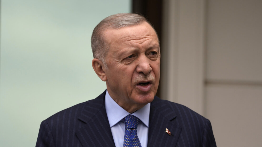 ARCHIV - Recep Tayyip Erdogan, Präsident der Türkei, spricht während einer Pressekonferenz. Foto: Khalil Hamra/AP/dpa/Archivbild 20260301205834067.jpg