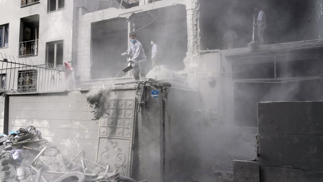 dpatopbilder - Freiwillige räumen in den Trümmer eines Wohnhauses, das beschädigt wurde, als eine nahe gelegene Polizeistation am Freitag bei einem amerikanisch-israelischen Angriff getroffen wurde, auf. Foto: Vahid Salemi/AP/dpa 20260315190522645.jpg