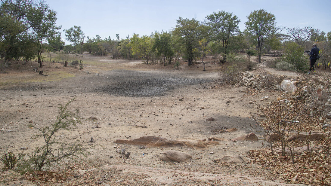 ARCHIV - Ein Mann geht an einem durch El Niño ausgetrockneten Bach in Simbabwe entlang. Foto: Aaron Ufumeli/AP/dpa/Archivbild 20260731192419614.jpg