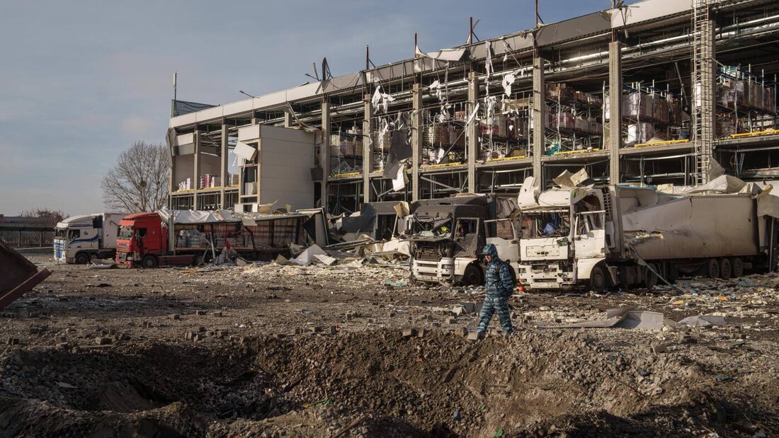 ARCHIV - Ein Wachmann betrachtet einen Krater vor einem Novus-Logistikzentrum, das bei einem russischen Angriff auf Kiew beschädigt wurde. Foto: Evgeniy Maloletka/AP/dpa (Archivbild) 20261007073818032.jpg