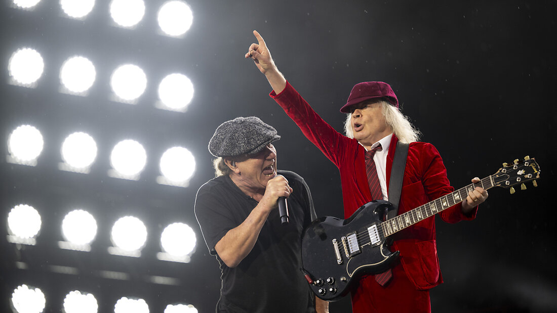 AC/DC-Sänger Brian Johnson und Gitarrist Angus Young in seiner legendären Schuluniform begeisterten die Fans im Zürcher Letzigrund vom ersten Moment an. 20240629204830373.jpg
