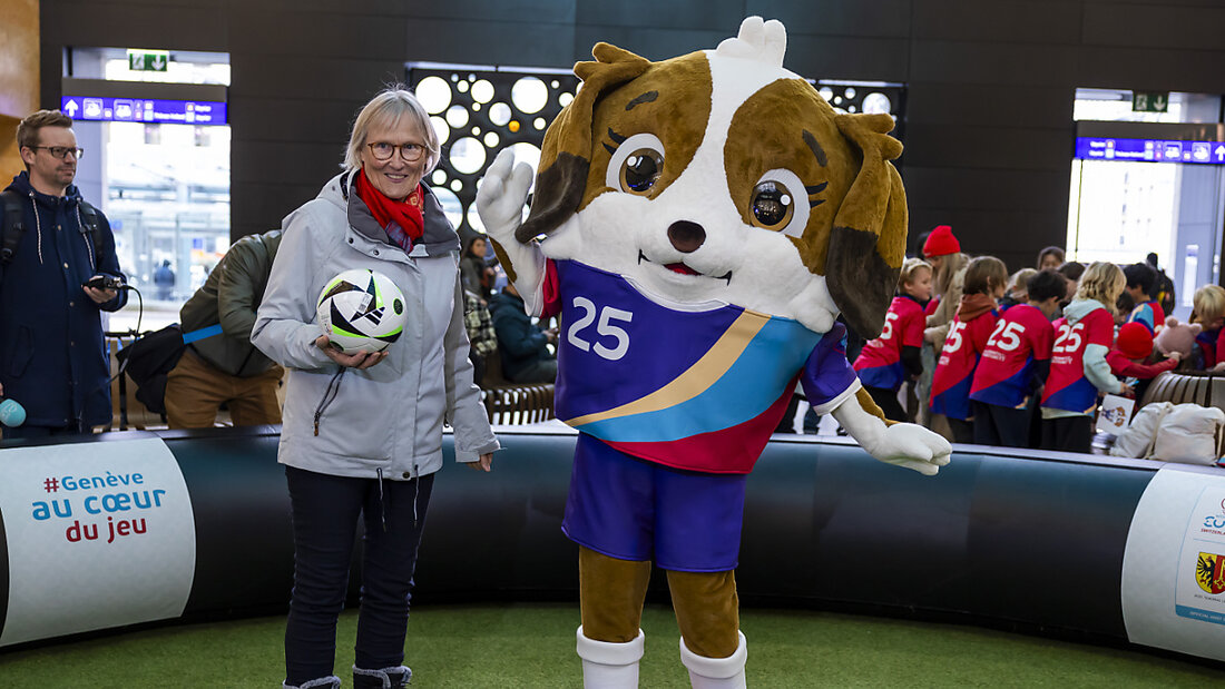 Frauenfussball-Pionierin Madeleine Boll posiert mit "Maddli", dem Maskottchen der Frauen-EM 2025 in der Schweiz 20241129111112271.jpg