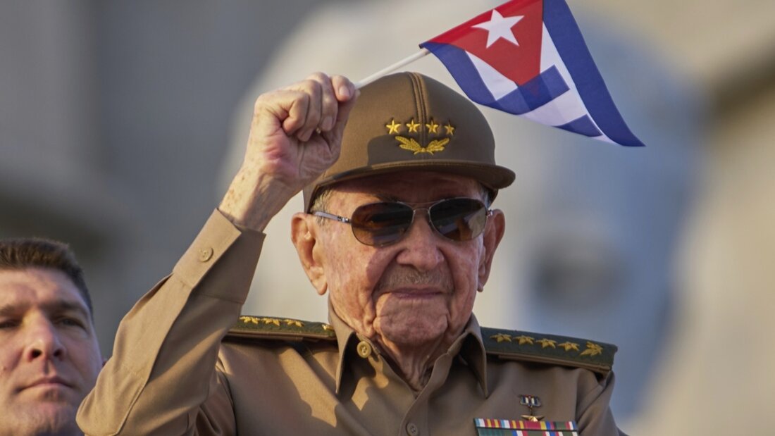 ARCHIV - Raúl Castro während der Parade zum 1. Mai im Jahr 2025 auf dem Platz der Revolution in Havanna. Foto: Ramon Espinosa/AP/dpa/Archivbild 20260515074729871.jpg