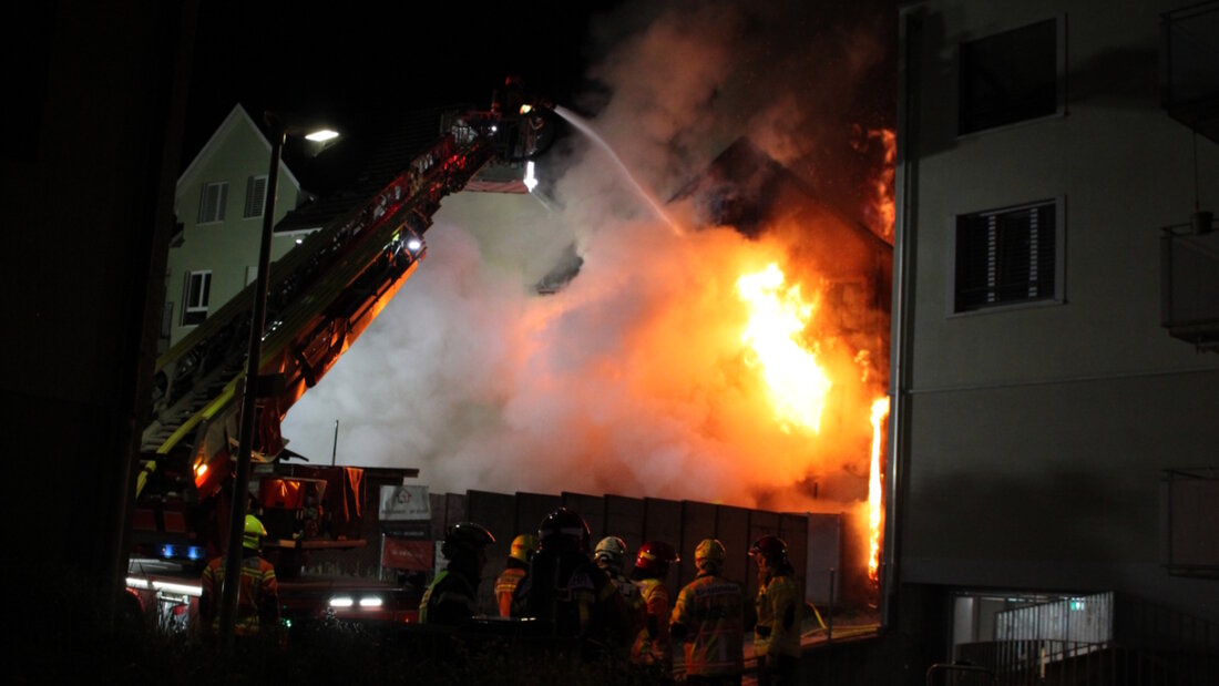Die Feuerwehr traf ein Mehrfamilienhaus im Vollbrand an. 20260519084143625.jpg