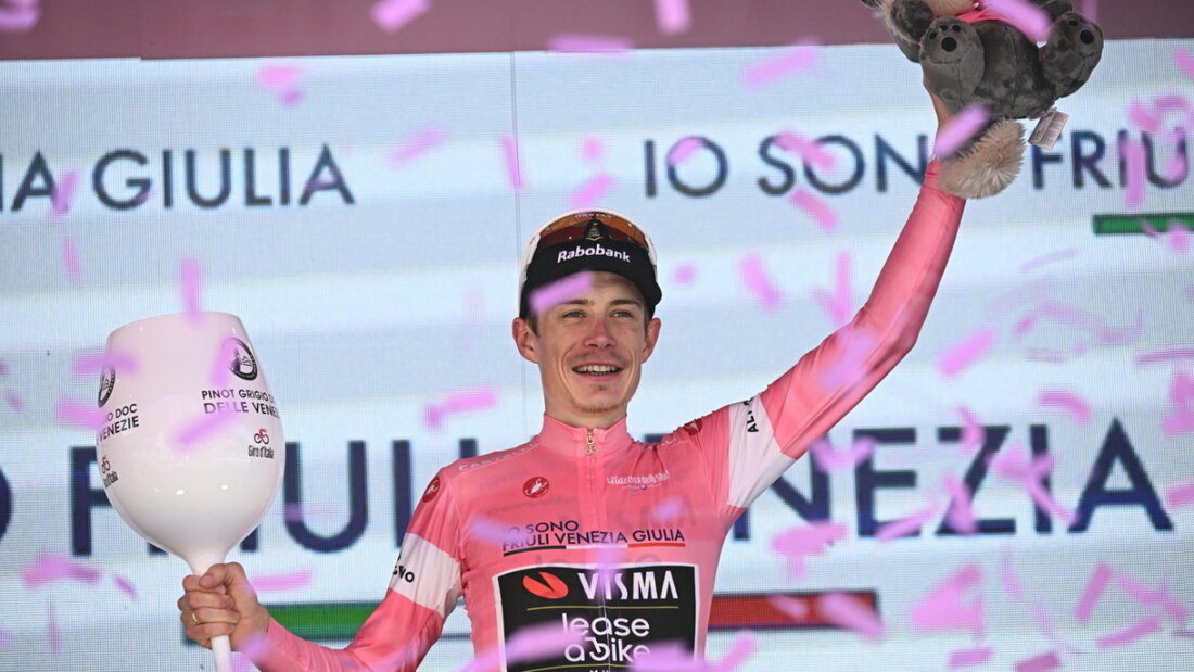 Winkt erstmals im Rosa Trikot vom Siegerpodest: Jonas Vingegaard 20260523184446030.jpg