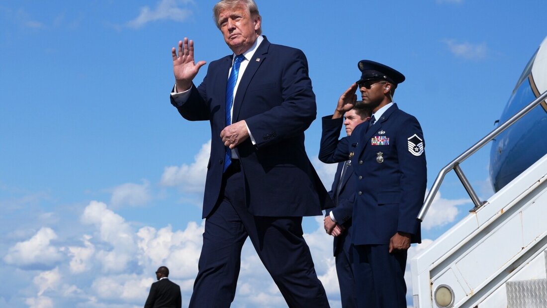 dpatopbilder - US-Präsident Donald Trump winkt, als er vom Präsidentenrefugium Camp David kommend am Morristown Municipal Airport aus der Air Force One steigt. Foto: Jacquelyn Martin/AP/dpa 20260801054509455.jpg