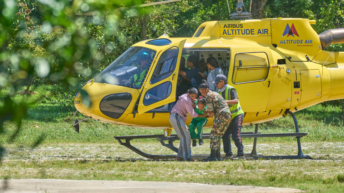 Überlebende der Sturzflut werden im nepalesischen Distrikt Nuwakot an einen sichereren Ort gebracht. Foto: Niranjan Shrestha/AP/dpa 20260827120030705.jpg