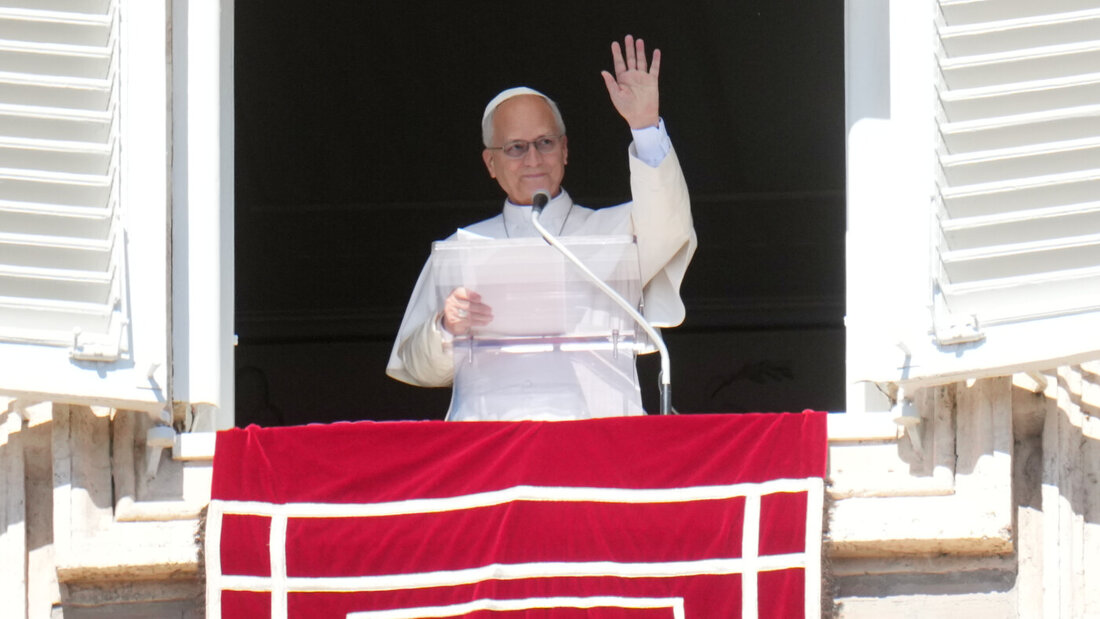 Papst Leo XIV. spricht auf dem Petersplatz im Vatikan das Angelusgebet. Foto: Gregorio Borgia/AP/dpa 20261011124344816.jpg
