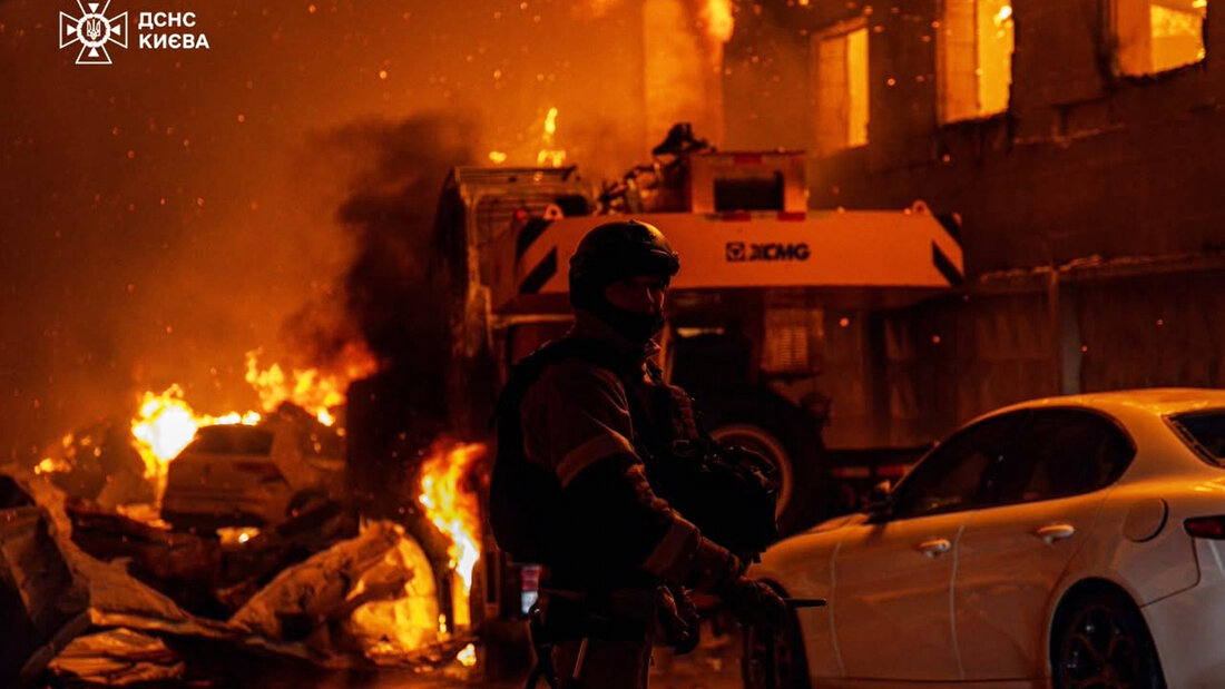dpatopbilder - HANDOUT - Auf diesem vom ukrainischen Rettungsdienst via AP zur Verfügung gestellten Foto sind Rettungskräfte zu sehen, die nach einem russischen Luftangriff in Kiew einen Brand löschen. Foto: Uncredited/Ukrainian Emergency Service via AP/dpa 20260708091956225.jpg