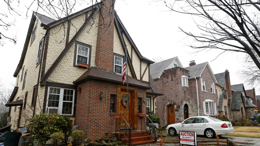 ARCHIV - Das Elternhaus von Donald Trump, in dem er seine Kindheit verbrachte. Foto: Kathy Willens/AP/dpa 20260913063020423.jpg