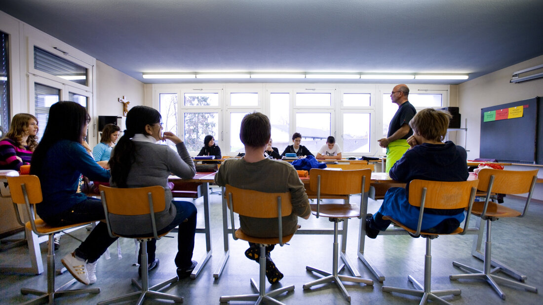 Die Rückmeldung aus der Vernehmlassung zum revidierten Volksschulgesetz waren laut Kanton mehrheitlich positiv. Im Bild eine Schulklasse im Hauswirtschaftsunterricht im Schulhaus am Weiher in Gossau SG. (Archivbild) 20260925095347407.jpg