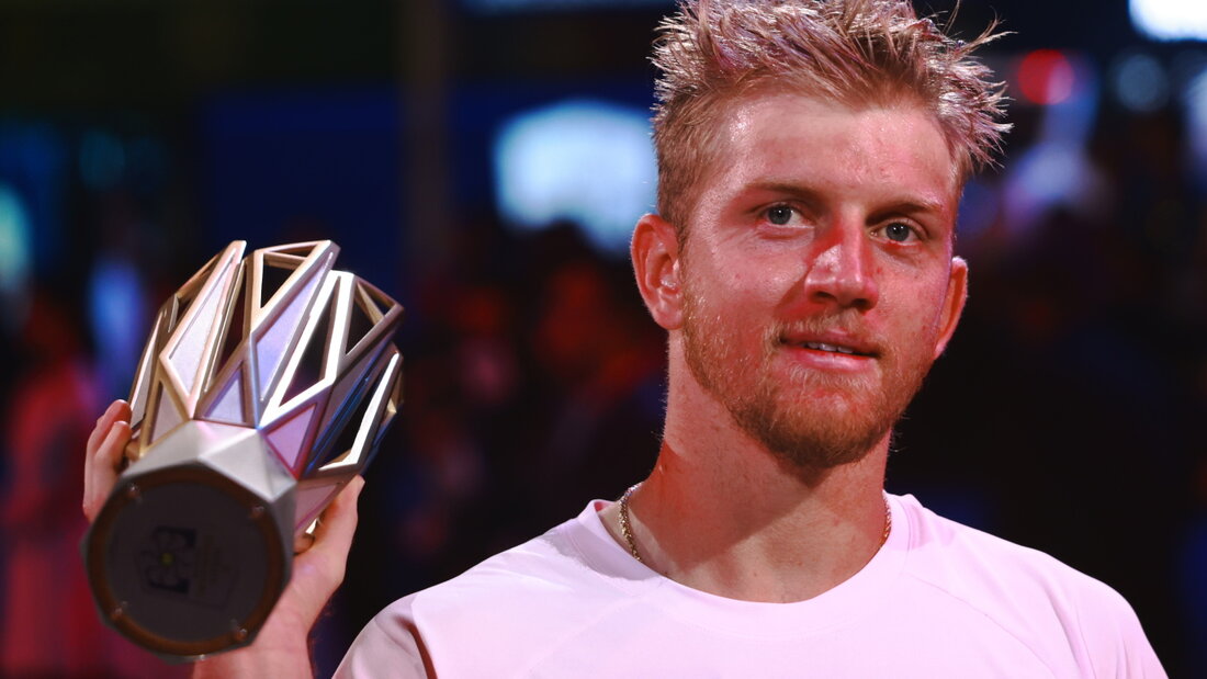 Alejandro Davidovich Fokina mit seinem Siegerpokal von Schanghai 20261018143652656.jpg