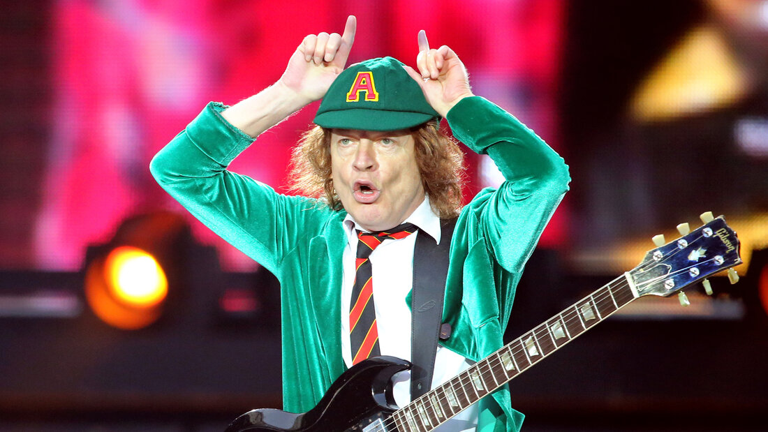 Leadgitarrist Angus Young spielt beim Konzert von AC/DC in der Red Bull Arena. Young ist 68-Jahre alt. (Archivbild) 20240216123100470.jpg