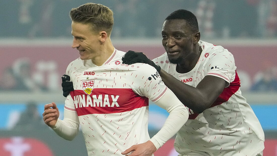 Stuttgarts Torschützen Chris Führich (links) und Serhou Guirassy beim gemeinsamen Jubel 20240308230740110.jpg