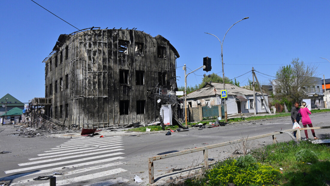 ARCHIV - Anwohner gehen an beschädigten Gebäuden im Zentrum von Pokrowsk vorbei, dem Schauplatz der schwersten Gefechte mit den russischen Truppen in der Region Donezk. Foto: Michael Shtekel/AP/dpa/Archiv 20251026195351257.jpg