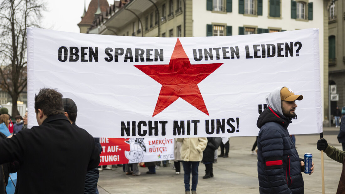 Auf dem Bundesplatz in Bern haben hunderte Menschen gegen die Sparpolitik des Bundes und die Aufrüstung demonstriert. 20251213161725761.jpg