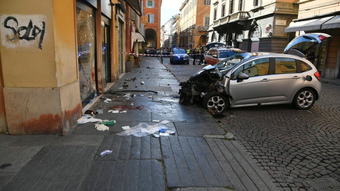 dpatopbilder - Ein schwer beschädigtes Auton steht nach einem Unfall in einer Straße in Modena. Ein Mann war mit dem Auto in eine Menschenmenge gefahren. Acht Menschen seien verletzt worden, davon vier schwer, sagte der Bürgermeister der Stadt. Foto: Uncredited/LaPresse/AP/dpa 20260517022918096.jpg