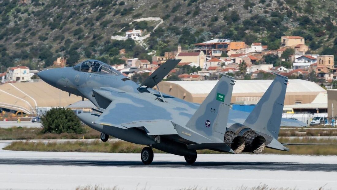 ARCHIV - Ein F-15 Kampfjet startet von Chania m Rahmen einer Militärübung. Foto: -/SPA/dpa 20260607123626075.jpg