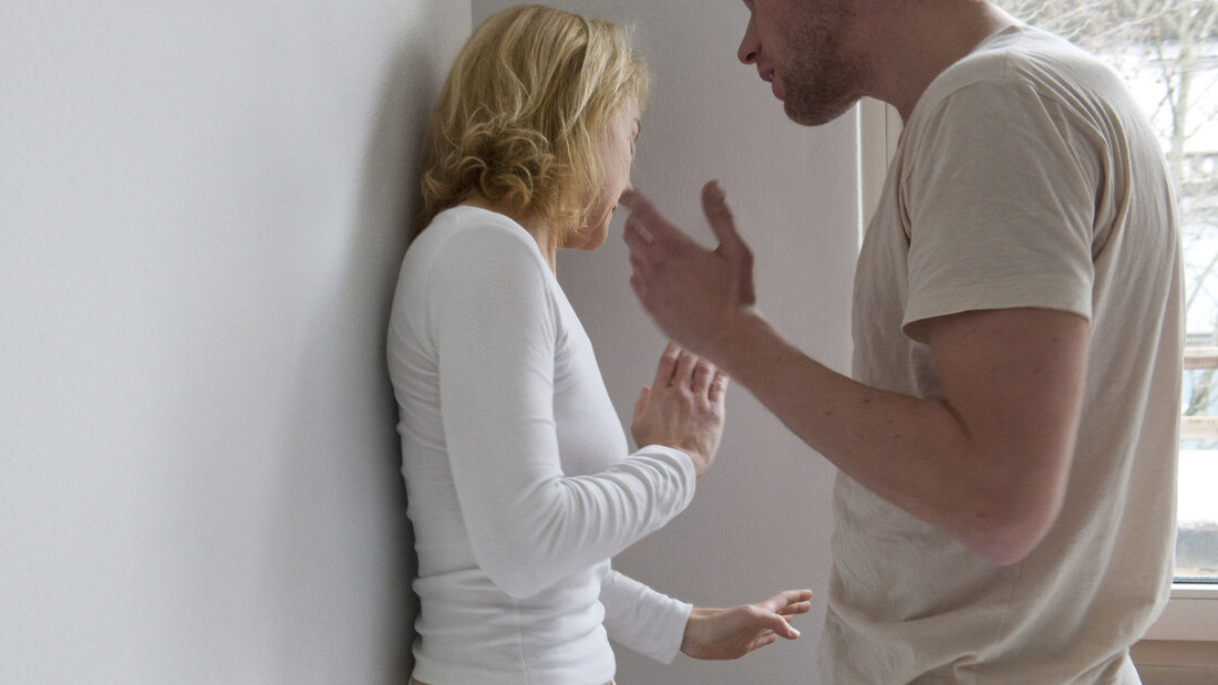 Die Änderung des Unfallversicherungsgesetzes soll sicherstellen, dass Gesundheitsschäden nach sexuellen Übergriffen einheitlich von der Versicherung übernommen werden. (Symbolbild) 20260707093019284.jpg