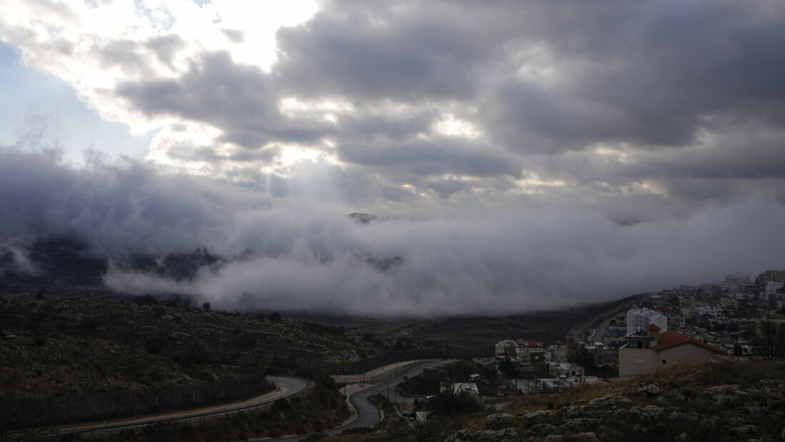 ARCHIV - Nebel liegt auf dem Gebiet in der Pufferzone in der Nähe der sogenannten Alpha-Linie, welche die von Israel kontrollierten Golanhöhen von Syrien trennt. Foto: Matias Delacroix/AP/dpa/Archivbild 20260819193832724.jpg