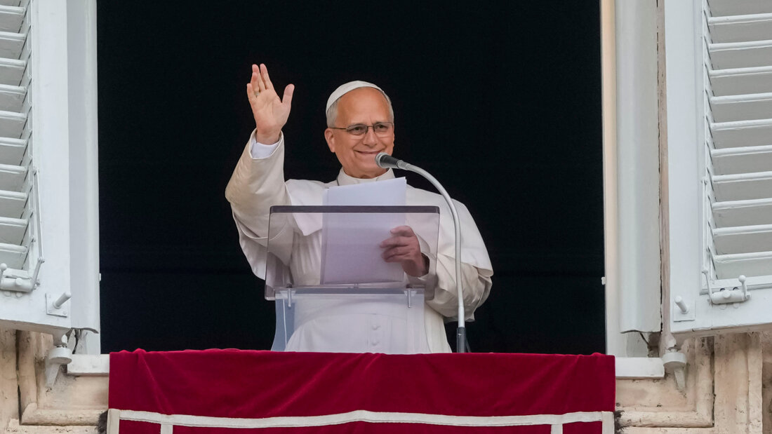 Papst Leo XIV. erscheint am Fenster seines Arbeitszimmers im Apostolischen Palast mit Blick auf den Petersplatz im Vatikan, um nach dem Angelusgebet den traditionellen Mittagssegen zu erteilen, einen Tag nach seiner Rückkehr aus dem Krankenhaus. Foto: Alessandra Tarantino/AP/dpa 20261018121834760.jpg
