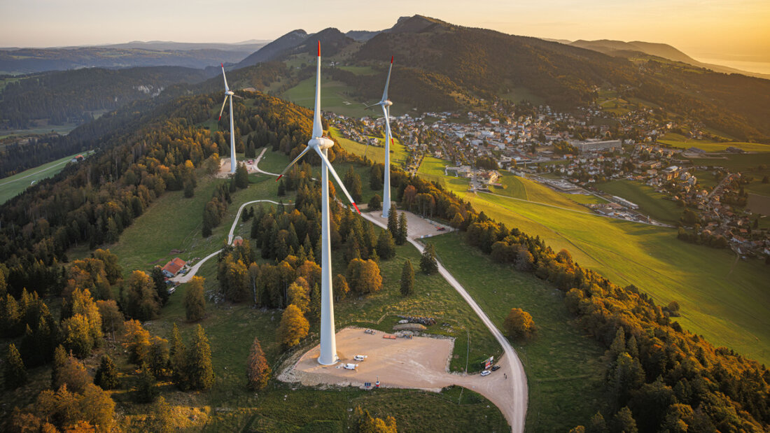 Romande Energie hat im vergangenen Halbjahr deutlich mehr investiert. Im Bild sind die Windkraftanlagen des Windparks Sainte-Croix des Westschweizer Energieunternehmens im Kanton Waadt zu sehen. (Archivbild) 20250902080734957.jpg