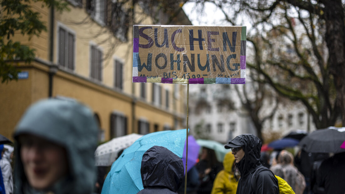 Einige hundert Personen versammelten sich bei strömendem Regen in Zürich zu einer Wohn-Demo. 20251025145535459.jpg