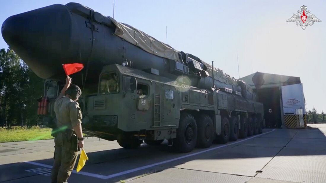 HANDOUT - Ein russischer RS-24 Jars-Raketenwerfer bewegt sich während einer Übung aus einem Hangar. Foto: Uncredited/Rusian Defense Ministry Press Service/AP/dpa/Archivbild - ACHTUNG: Nur zur redaktionellen Verwendung und nur mit vollständiger Nennung des vorstehenden Credits 20260521184139130.jpg