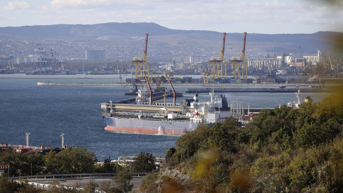 ARCHIV - Ein Öltanker liegt im Hafen von Noworossijsk im Sheskharis-Komplex der Chernomortransneft JSC, einer Tochtergesellschaft der Transneft PJSC, einer der größten Anlagen für Öl und Erdölprodukte in Südrussland. Foto: ---/AP/dpa 20260812083651927.jpg